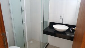 casa à venda em Imbassaí suíte com sacada e vista piscina