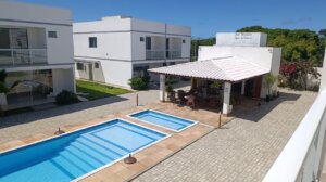 casa à venda em Imbassaí condomínio com piscina e churrasqueira