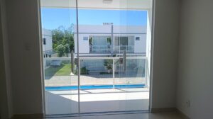 casa à venda em Imbassaí suíte com sacada e vista piscina
