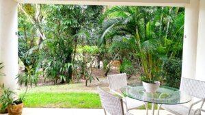 Varanda com vista para jardim na Reserva Imbassaí