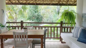 Varanda com vista para jardim na Reserva Imbassaí