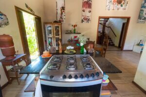 Cozinha da casa à beira do rio em Imbassaí