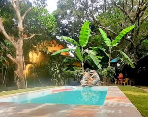 Piscina da casa à beira do rio em Imbassaí