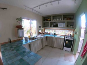 Cozinha da casa com 2 suítes em Imbassaí