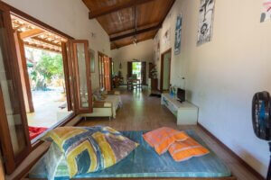 Sala integrada da casa à beira do rio em Imbassaí