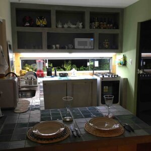 Cozinha da casa com 2 suítes em Imbassaí
