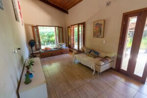 Sala integrada da casa à beira do rio em Imbassaí
