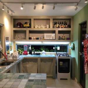Cozinha da casa com 2 suítes em Imbassaí