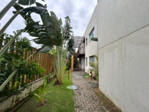 Apartamento térreo à venda Imbassai