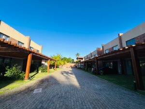 Fachada Duplex com 3 Suítes em Imbassaí 112m2