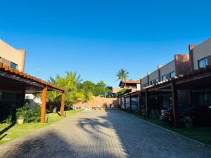 Fachada Duplex com 3 Suítes em Imbassaí 112m2