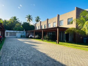 Fachada Duplex com 3 Suítes em Imbassaí 112m2
