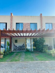 Fachada Duplex com 3 Suítes em Imbassaí 112m2