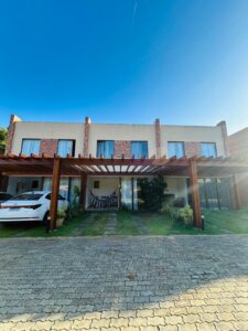Fachada Duplex com 3 Suítes em Imbassaí 112m2