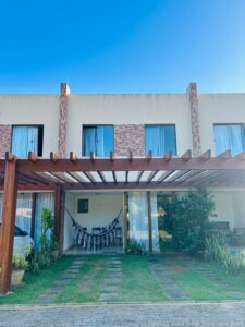 Fachada Duplex com 3 Suítes em Imbassaí 112m2