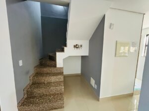Escada Duplex com 3 Suítes em Imbassaí 112m2