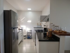 Cozinha do apartamento de 2 suítes no Oahu Alto de Imbassaí