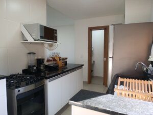 Cozinha do apartamento de 2 suítes no Oahu Alto de Imbassaí