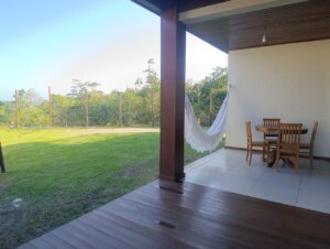 Varanda com deck descoberto e vista para o mar no Oahu Alto de Imbassaí