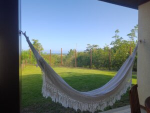 Vista para o mar a partir da varanda do apartamento Oahu em Imbassaí