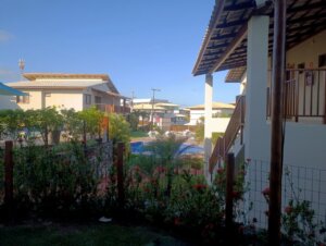 Paisagismo com vegetação nativa no condomínio Residencial Oahu