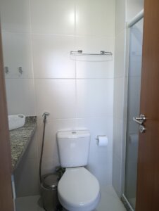 Banheiro de uma das suítes do apartamento no Residencial Oahu