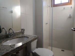 Banheiro de uma das suítes do apartamento no Residencial Oahu