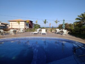Piscina com cascata e prainha no condomínio Oahu Alto de Imbassaí